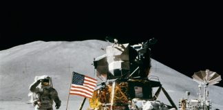 Sbarco sulla luna: astronauti con la bandiera americana