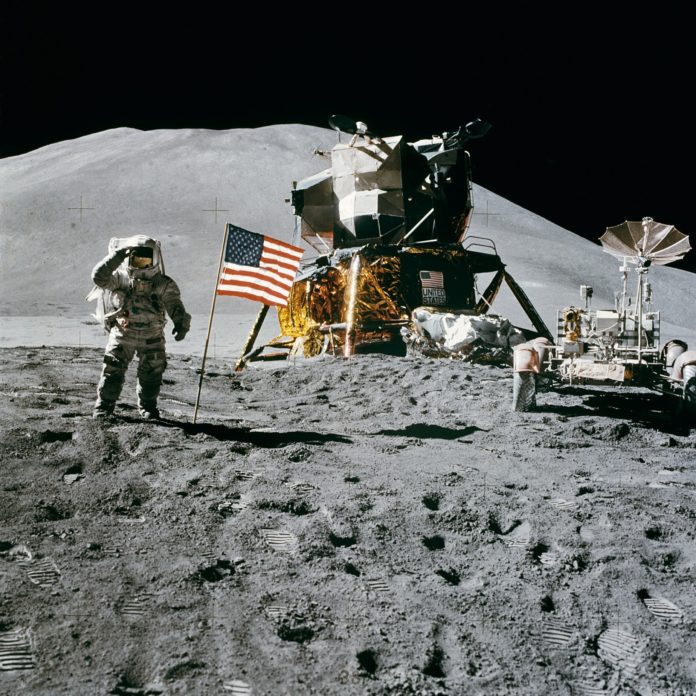 Sbarco sulla luna: astronauti con la bandiera americana