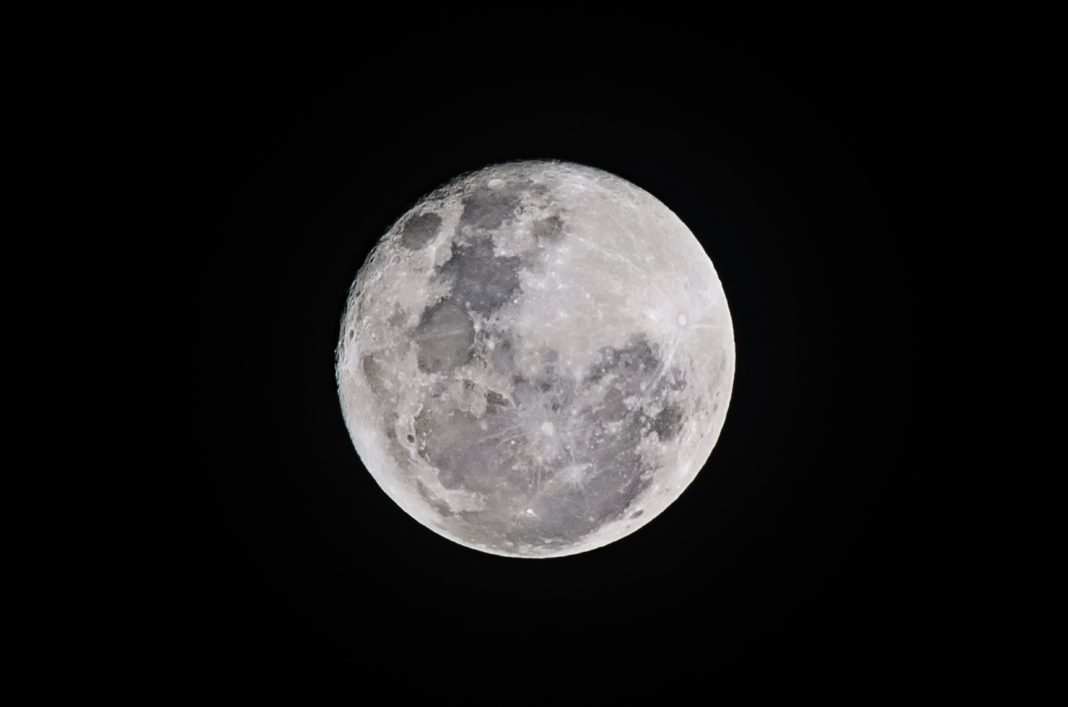 La luna in una Foto di Bruno Scramgnon